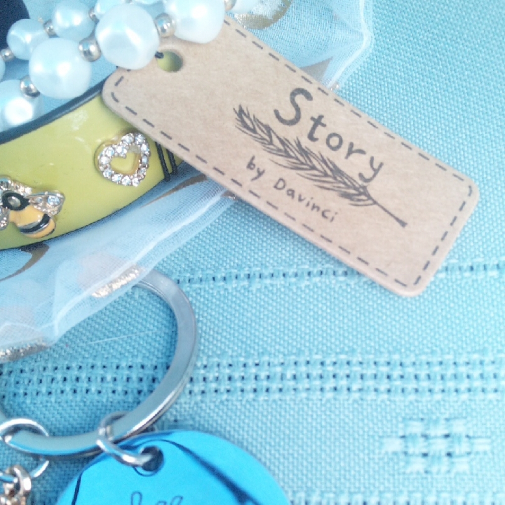 Yellow Bee Bracelet Faux Pearl Bracelet and Keychain Set - Picture 4 of 7